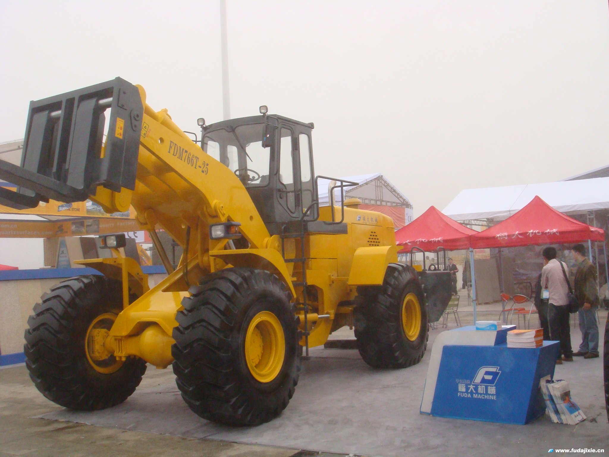 福大25吨叉装车FDM766T-25亮相2011年厦门乐动在线官网-乐动（中国）-乐动在线平台